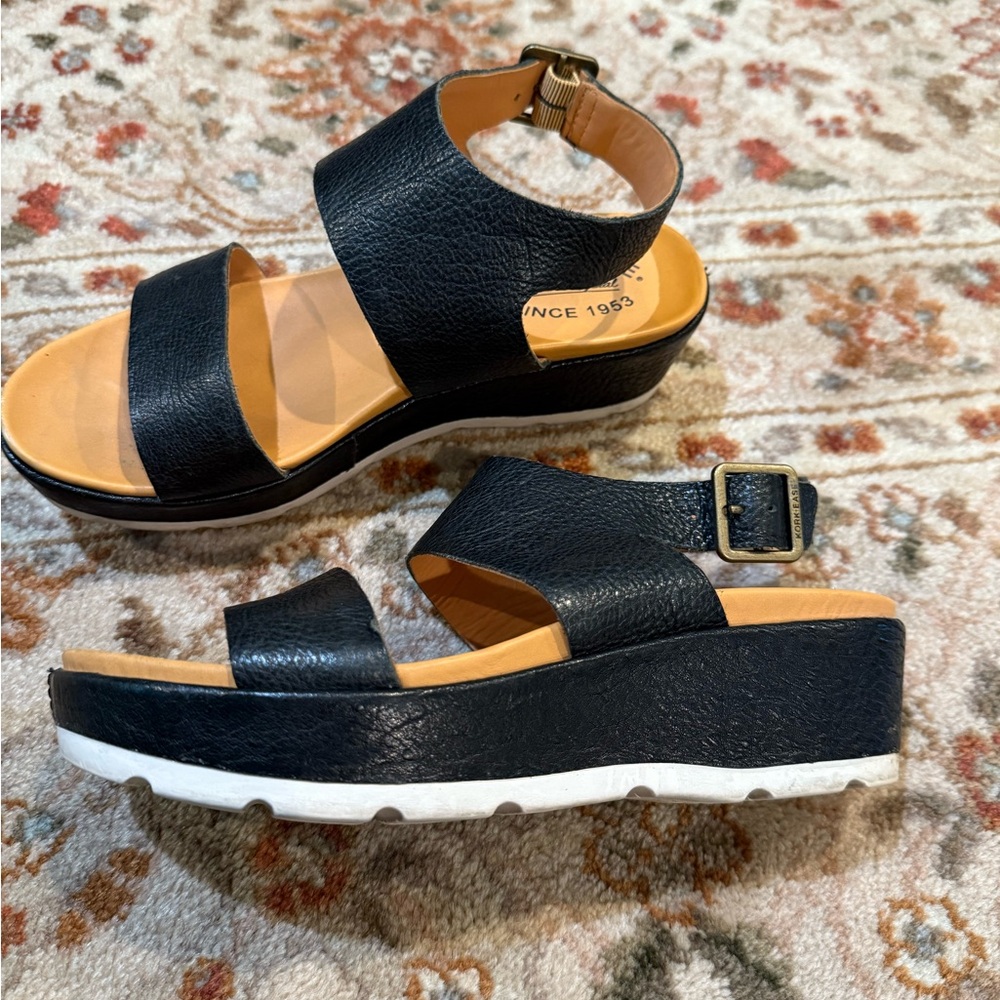 Kork-Ease Black Sandals with Platform Sole and Wide Straps